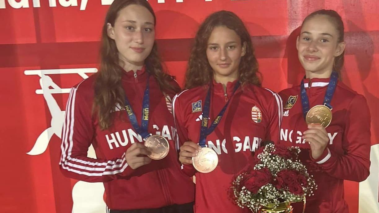 Világbajnoki bronzérmes az U17-es lánycsapat: Králl Dóra, Rajncsák Diána, Haraszin Linda