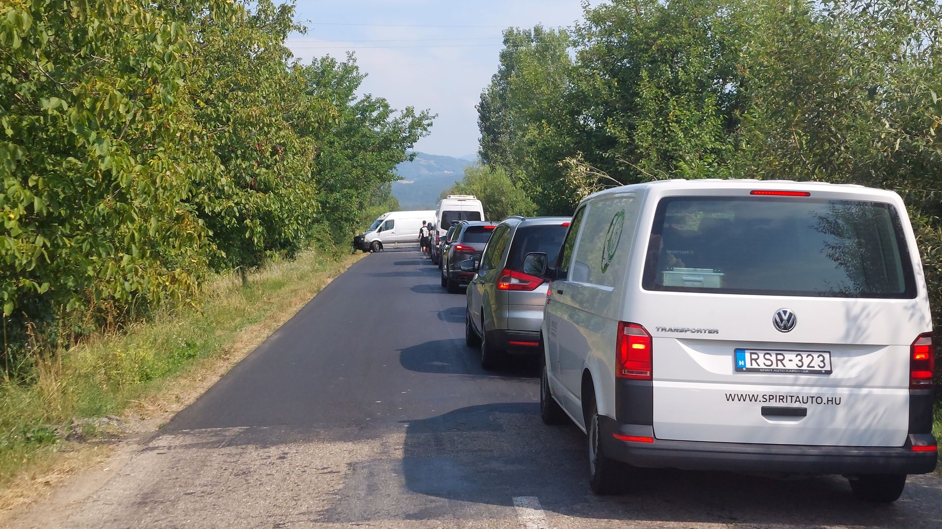 Ez a dugó nem hiányzott... Volt olyan autó, amelyik nem bírta a várakozást és visszafordult