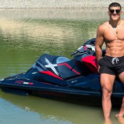 „Régi szerelem” – rabul ejtette a jet-ski a birkózók üdvöskéjét