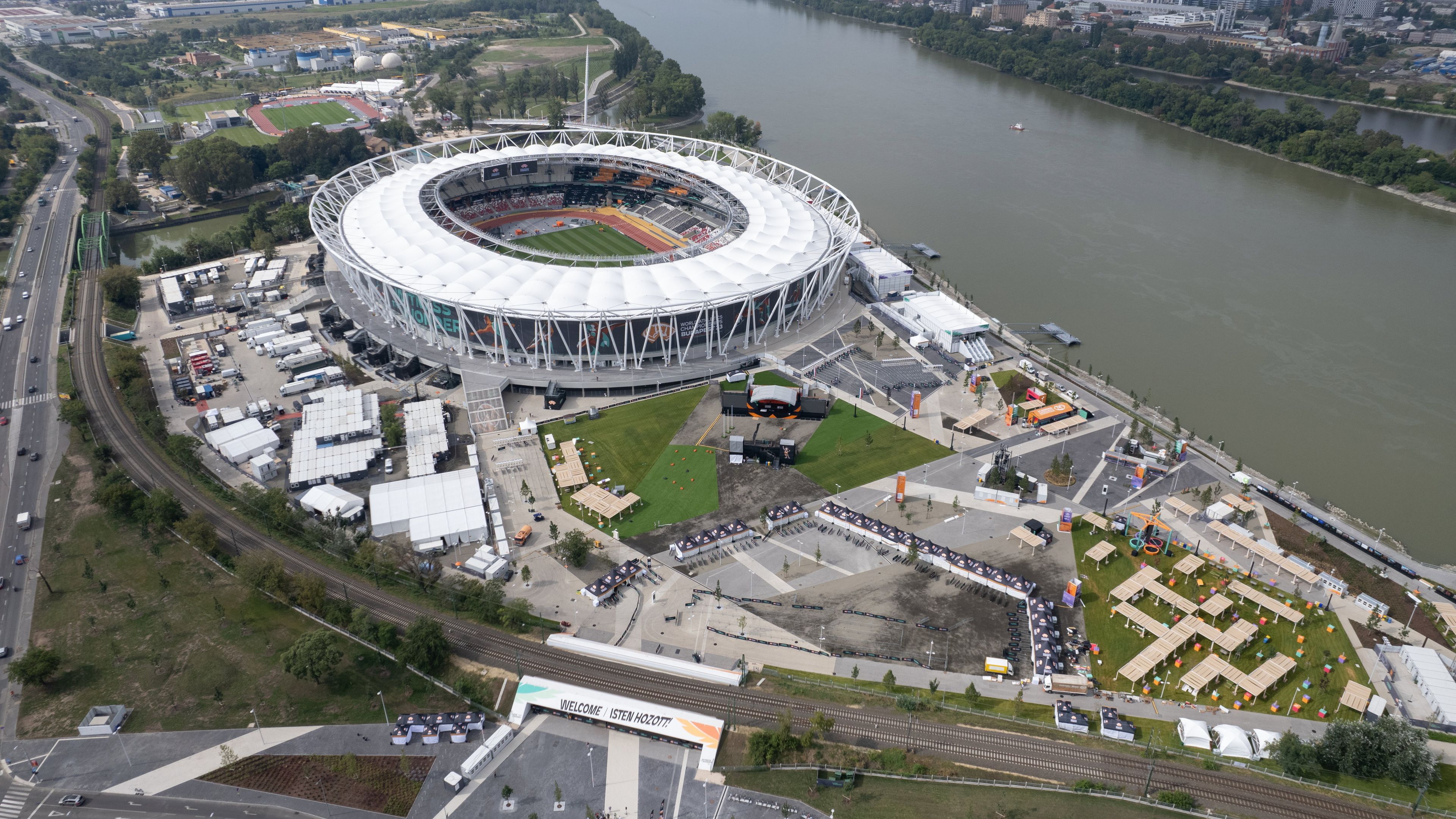 A drónnal készült felvételen a Nemzeti Atlétikai Központ 2023. augusztus 17-én, két nappal a budapesti atlétikai világbajnokság kezdete előtt. Magyarország történetének legnagyobb sporteseményét augusztus 19. és 27. között rendezik. MTI/Máthé Zoltán