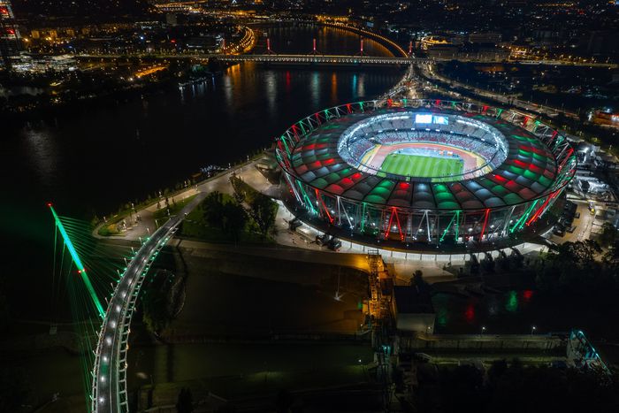 A kivilágított Nemzeti Atlétikai Központ