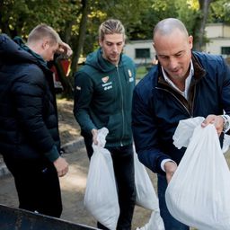A sportállamtitkár vezetésével olimpiai és világbajnokok vettek részt az árvíz elleni védekezésben