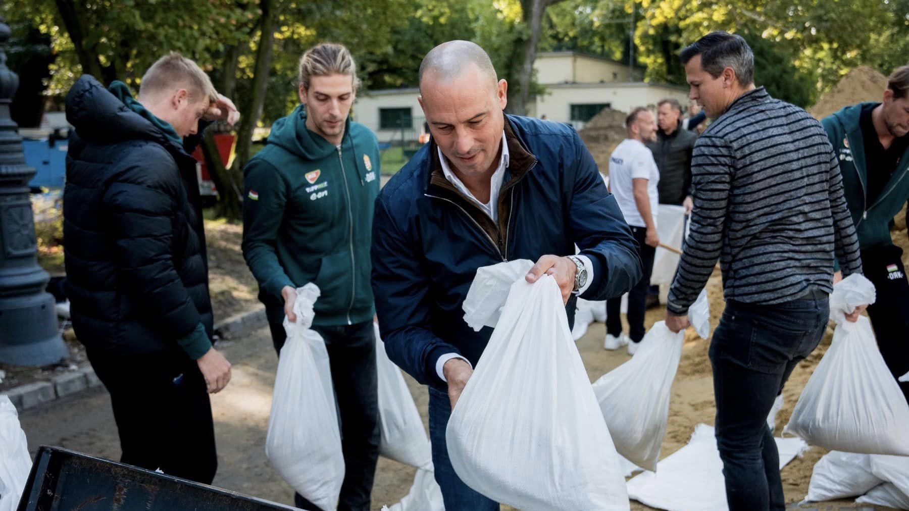 Schmidt Ádám (középen) és Vogel Soma (balról a második), a Fradi vízilabdacsapatának válogatott kapusa is segédkezett (Fotó: Dr. Schmidt Ádám/Facebook))