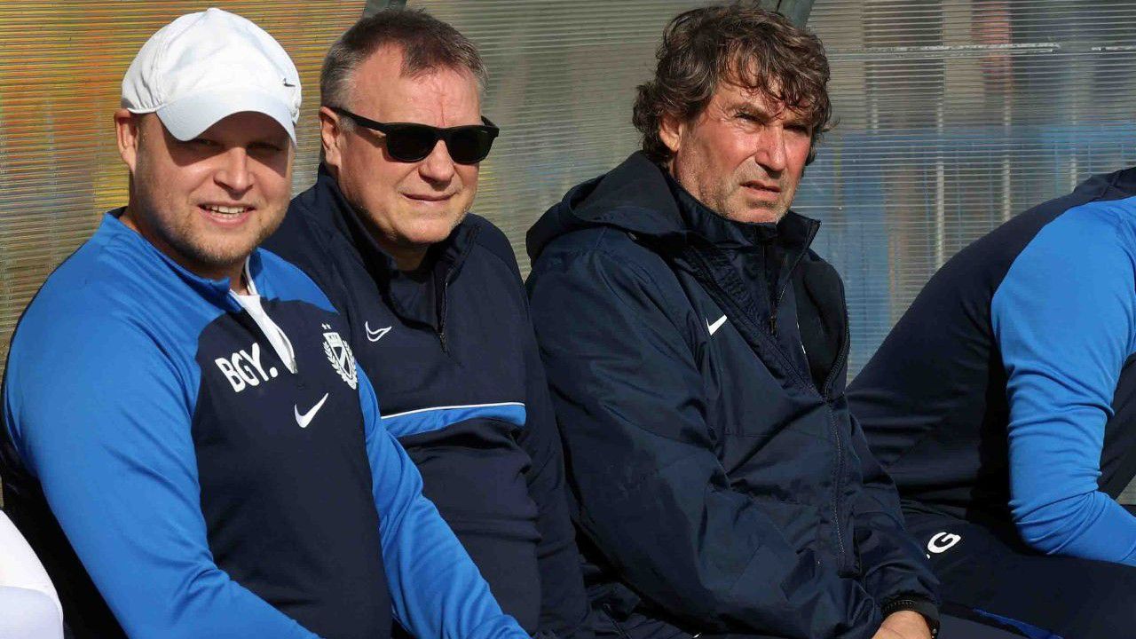 Bognár György (középen) és szakmai stábja az utóbbi öt mérkőzésen nem azt látták a kispadról, amit vártak. (Fotó: mtkbudapest.hu)