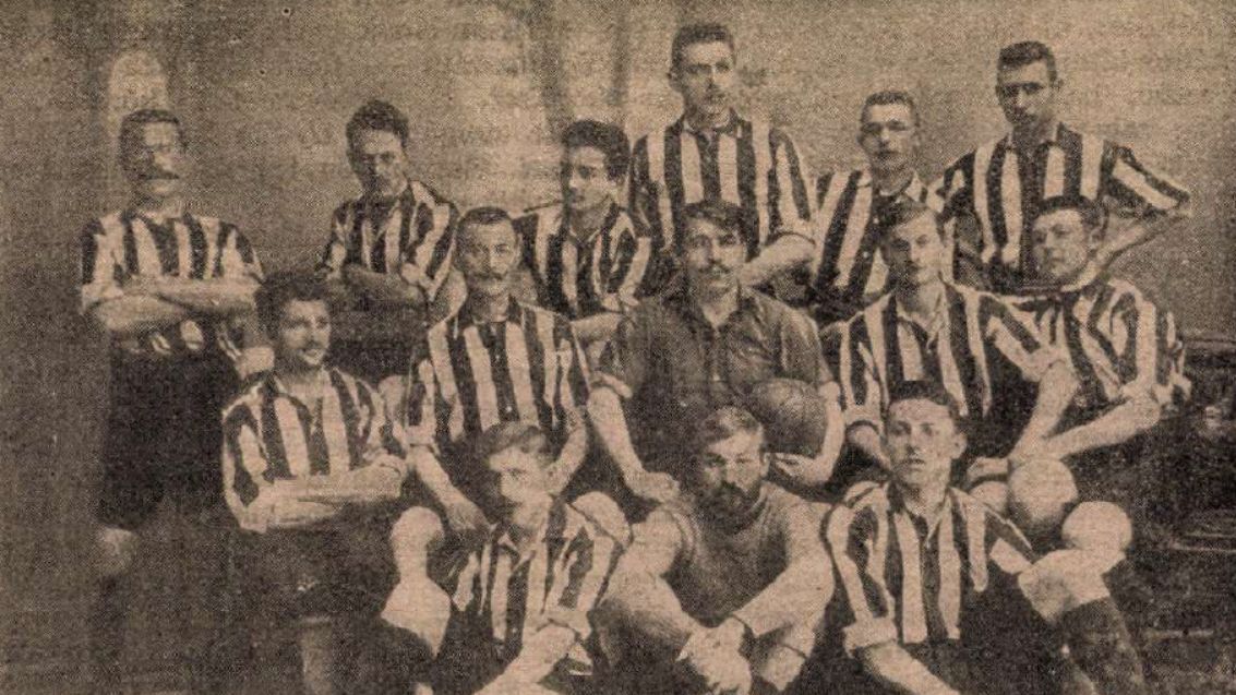 Stobbe Ferenc (az első ülő sorban középen) kapusként és mezőnyben is szerepelt a hőskorban (fotó: a Pesti Hírlap Kincsesháza)