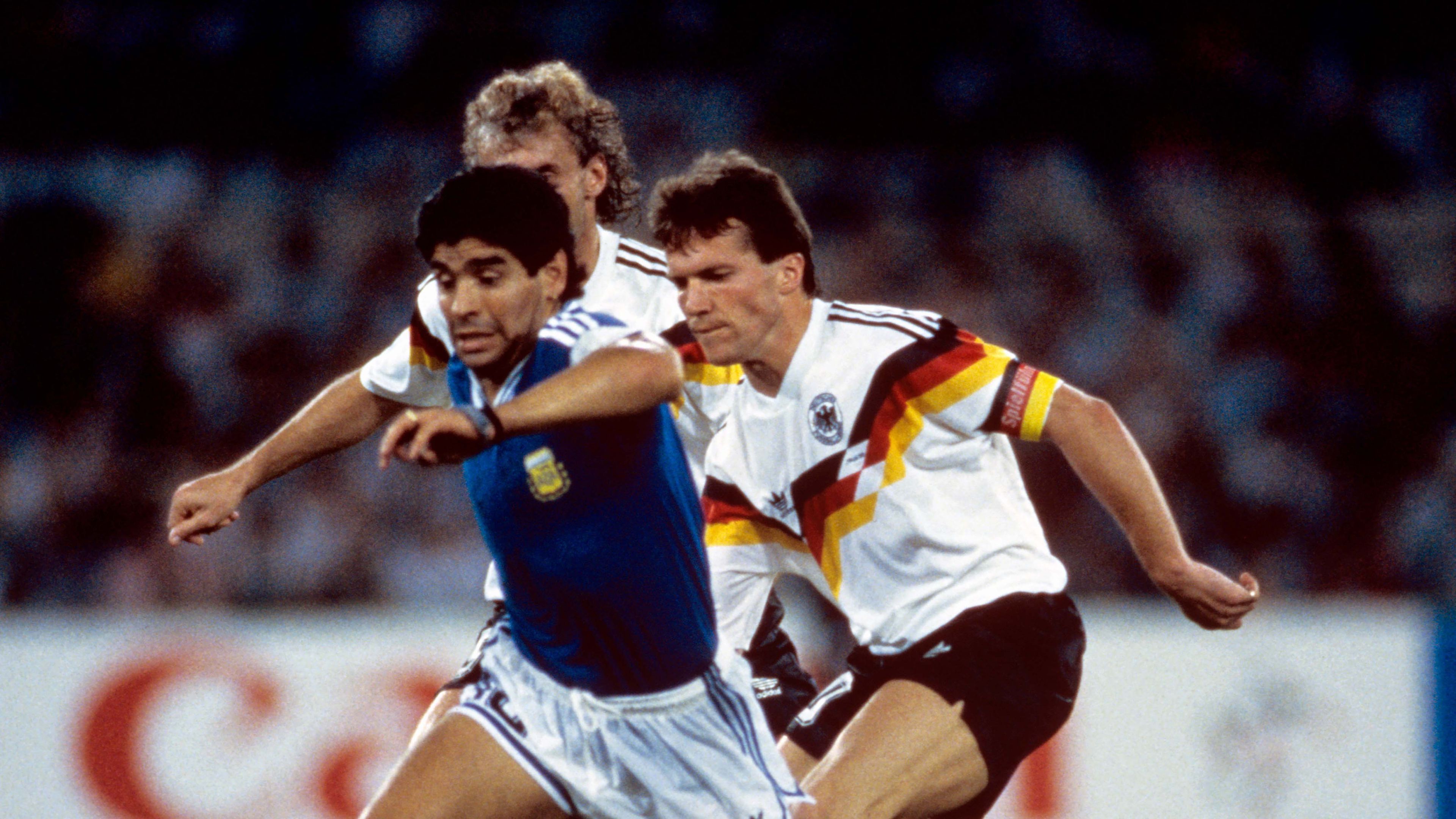 Két világklasszis: Diego Maradona (kékben) és Lothar Mathäus az 1990-es világbajnoki döntőben (Fotó: Gettyimages)