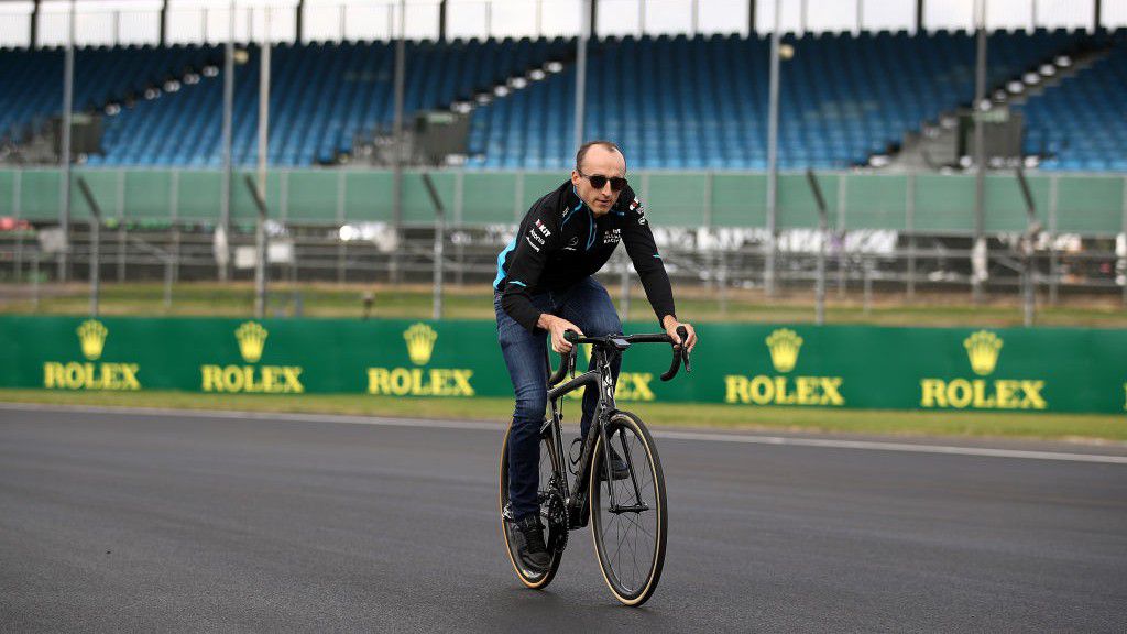 A régi és az új szenvedély: Robert Kubica a silverstone-i Forma–1-es pályán biciklizik (Fotó: GettyImages)