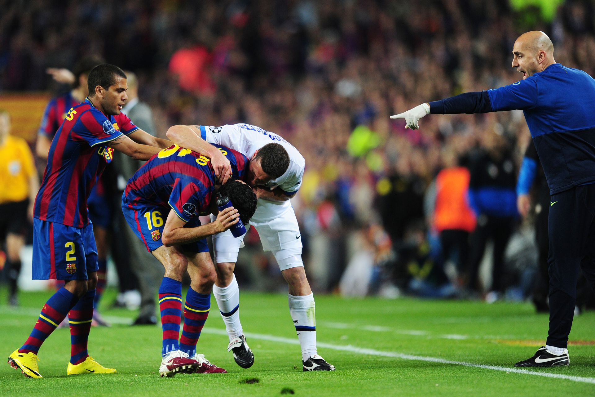 A Barcelona elleni 2010-es BL-elődöntőn izzott a levegő, ám az Inter végül kiharcolta a továbbjutást, a Bayern elleni döntő után pedig magasba emelhette a serleget Fotó: Getty Images