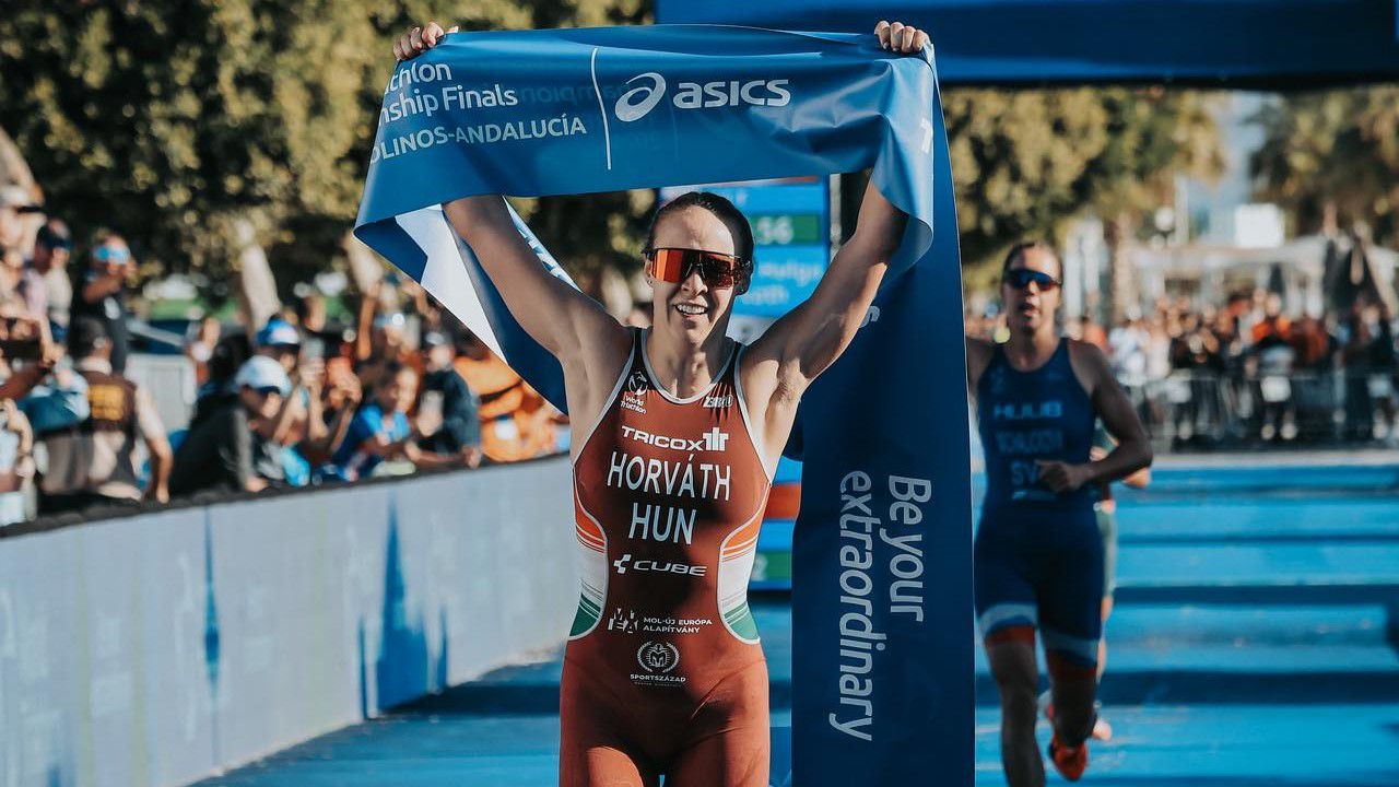 Horváth Karolina világbajnoki aranyérmet nyert az U23-asok között (Fotó: World Triathlon)