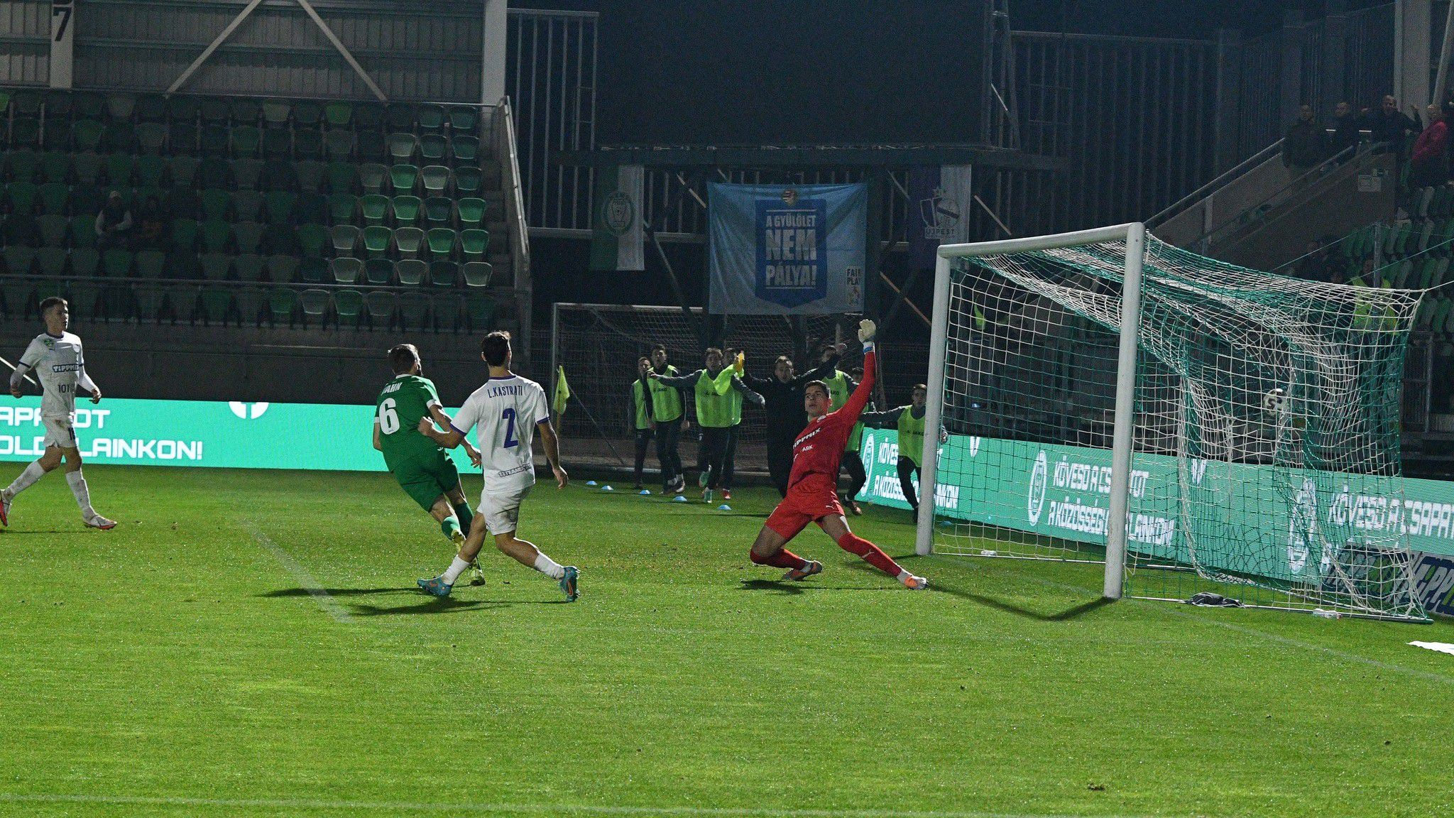 Hahn János (zöldben) gólja is kellett, hogy a Paks legyőzze az Újpestet. (Fotó: paksifc.hu)