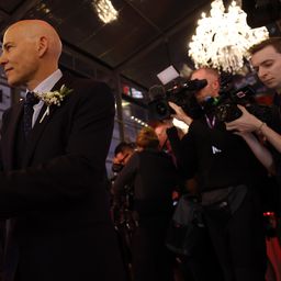F1-hírek: a korábbi világbajnok a Las Vegas-i paddockban nősült meg