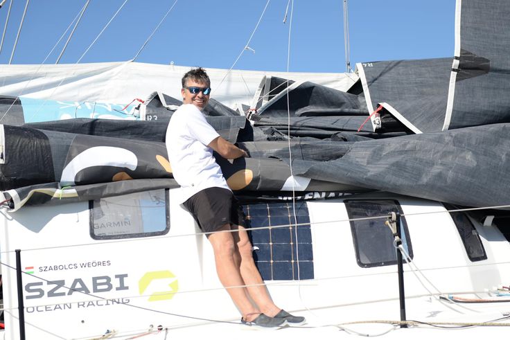 A magyar vitorlázó megállt kijavítani a károkat a borulás után