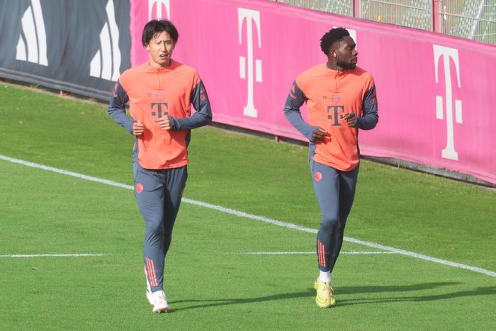 Alphonso Davies  nyolc hónap után újra a csapattal edzett