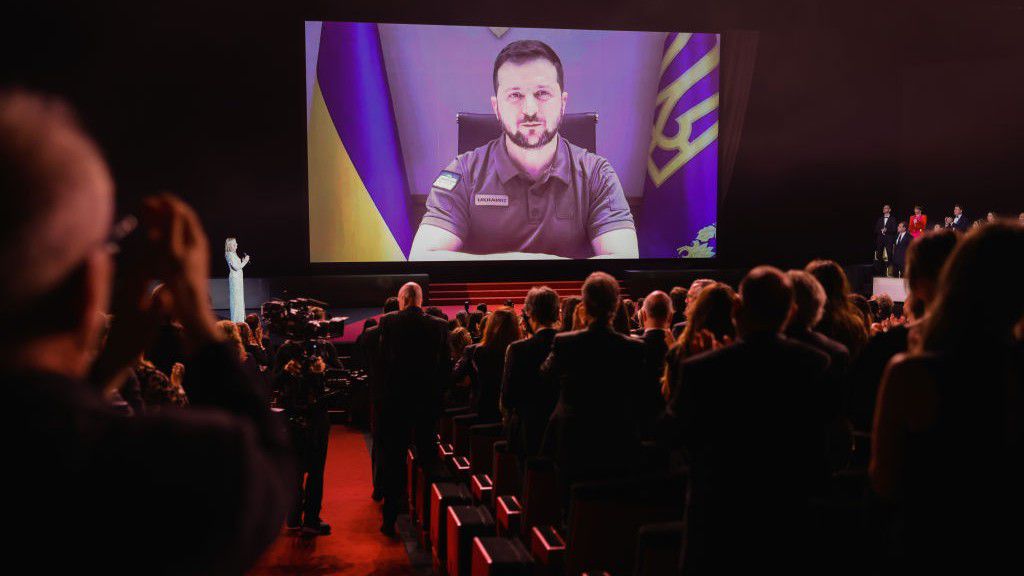 Zelenszkij videóbeszédét Cannes-ban álló vastapssal értékelték. Dohában nem jeletkezhet be Kijevből (Fotó: GettyImages)