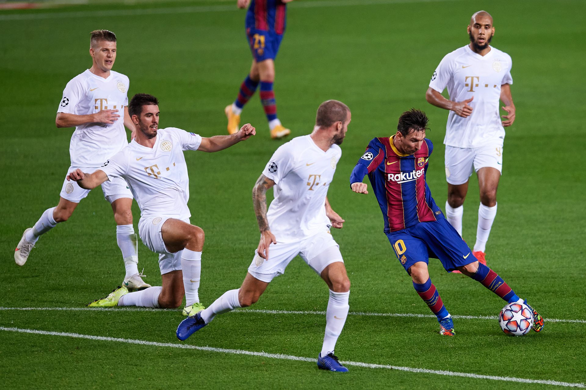 Hiába vették körbe Lionel Messit a zöld-fehér játékosok a Barcelona elleni BL-meccsen, ha az argentin zseninek jó napja van, lehetetlen megállítani. Fotó: Getty