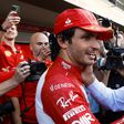 Ezt látni kell! Carlos Sainz búcsúzóul édesapjával vezetett Ferrari-versenyautót – videó