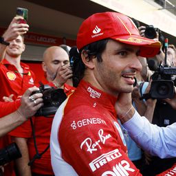 Ezt látni kell! Carlos Sainz búcsúzóul édesapjával vezetett Ferrari-versenyautót – videó