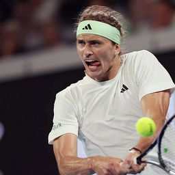 Zverev vért izzadva jutott tovább a selejtezőből érkező szlovák ellen; Alcaraz búcsúztatta Sonegót