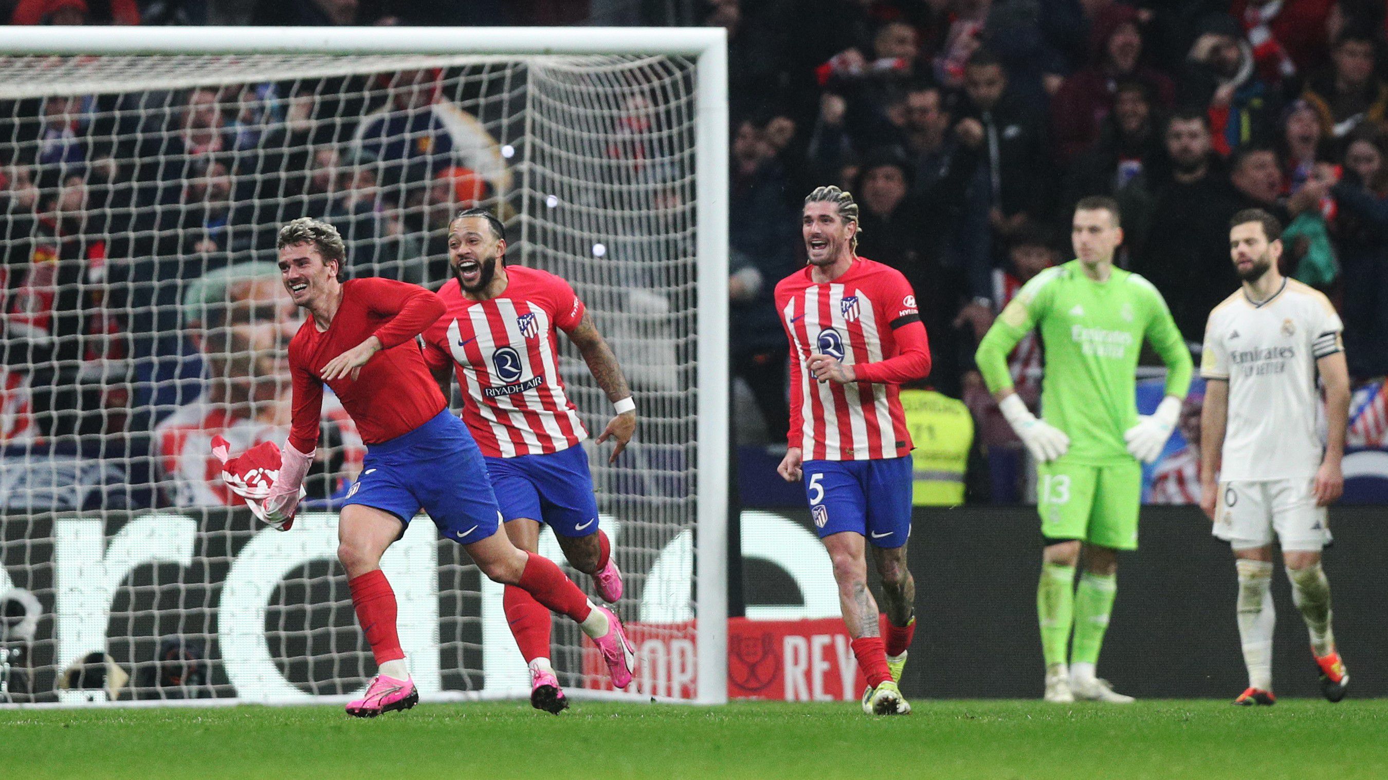 Antoine Griezmann (balra) fantasztikus gólt lőtt, az Atlético visszavágott a Realnak a Szuperkupában elszenvedett vereségért