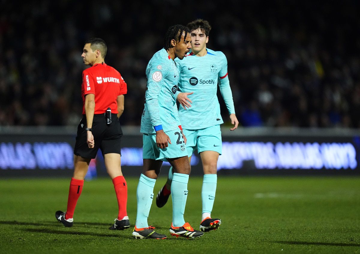 Jules Koundé góllal és gólpasszal fejezte be a meccset, mögötte a most debütáló Pau Cubarsí (Fotó: Getty Images)