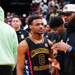 LeBron James a fia meccsét nézte a sajtótájékoztató közben – videóval