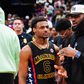 LeBron James a fia meccsét nézte a sajtótájékoztató közben – videóval