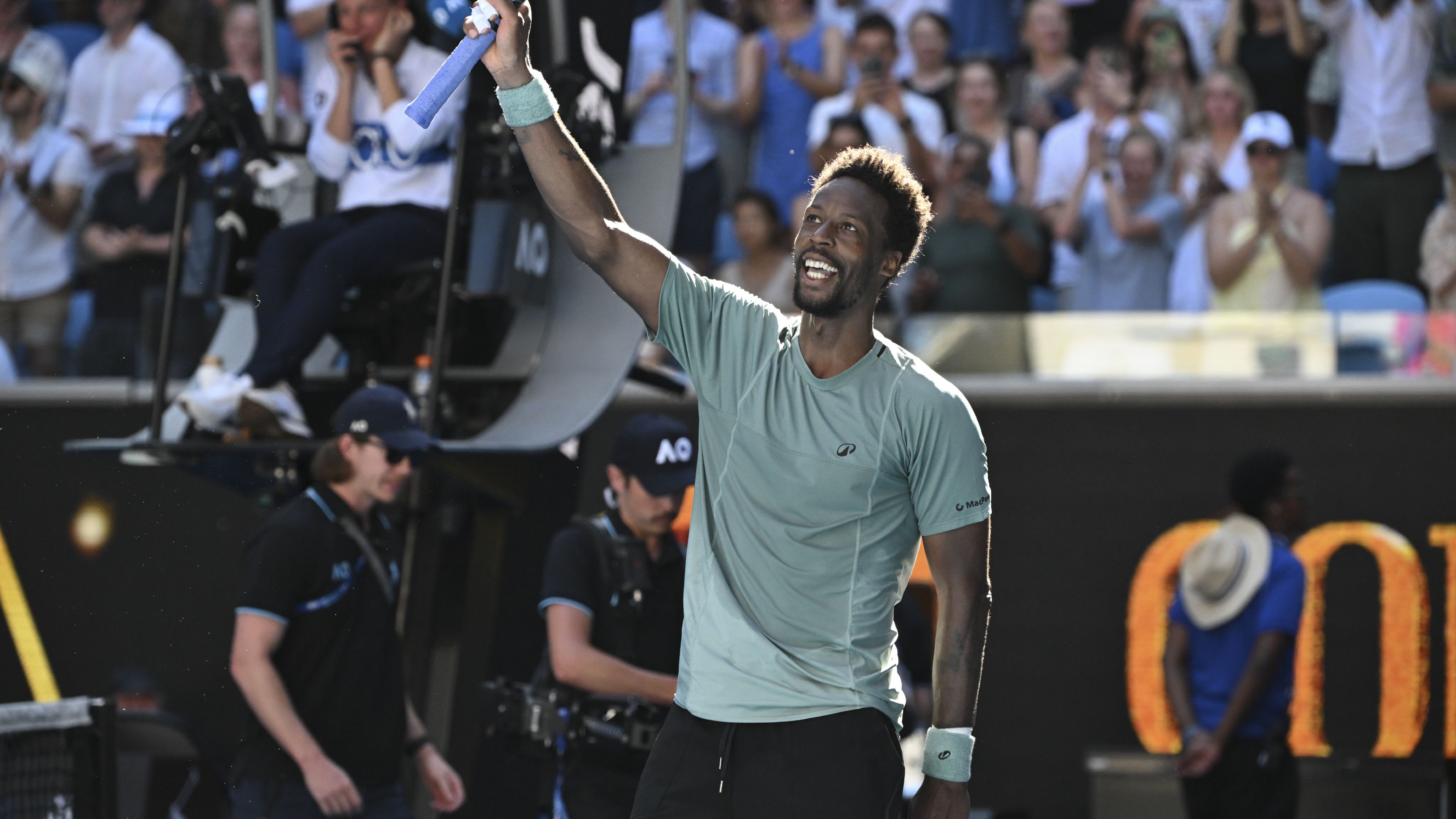 Kiesett a negyedik kiemelt a férfiaknál az Australian Openen; Raducanu egyetlen játékot nyert