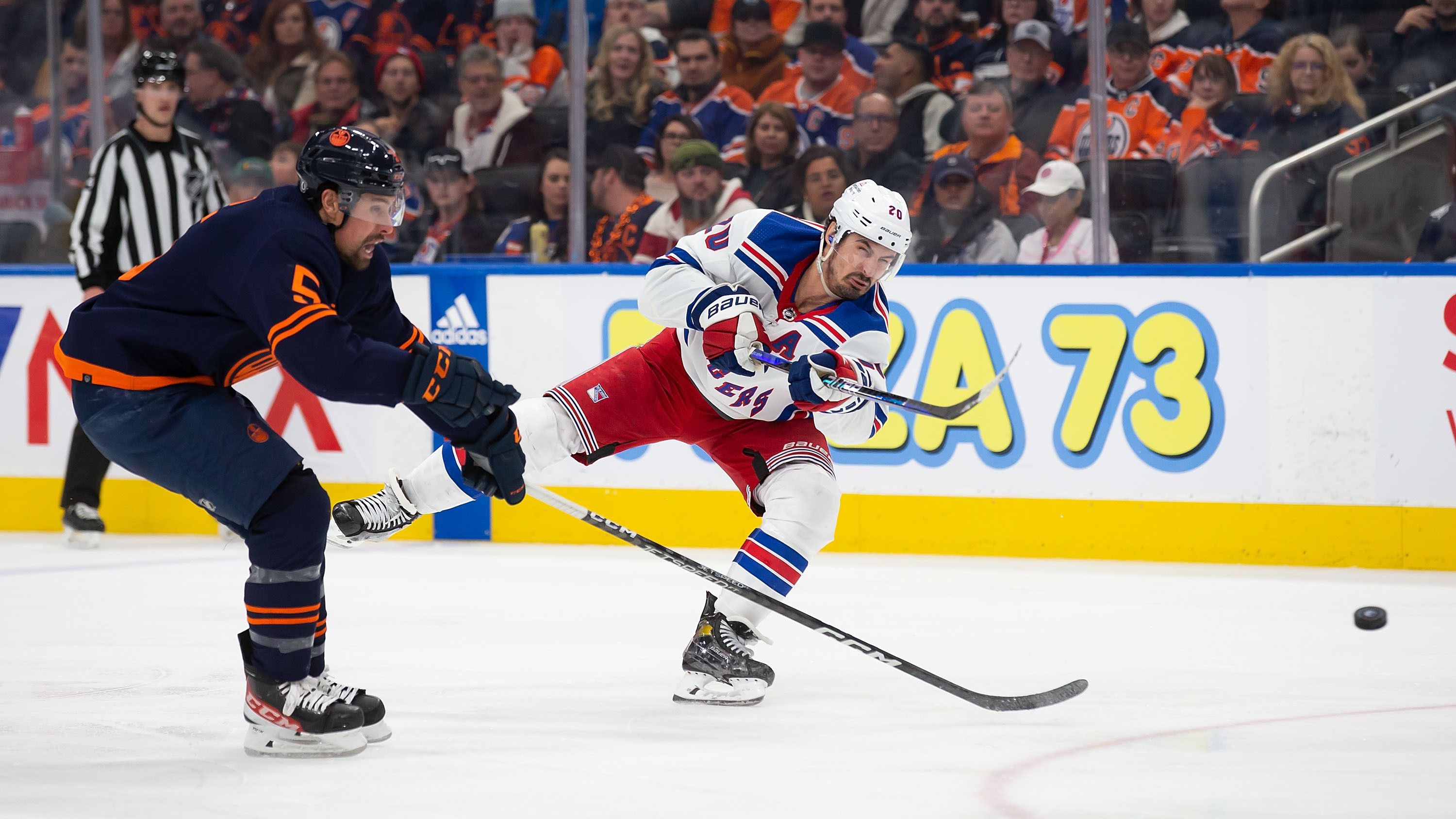 Chris Kreider (fehérben) két találatára építve fordított a Rangers kétgólos hátrányból (Fotó: Getty Images)