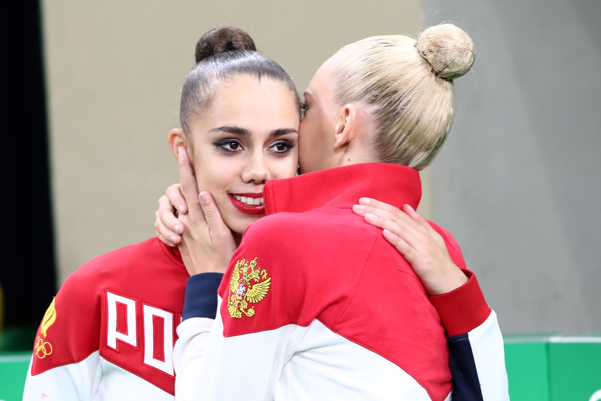 A 2016-os olimpián Margarita Mamun nem Vinertől kapott puszit (legalábbis ezen a fotón), hanem sporttársától, Jana Kudrjavcevától (Fotó: Getty Images)