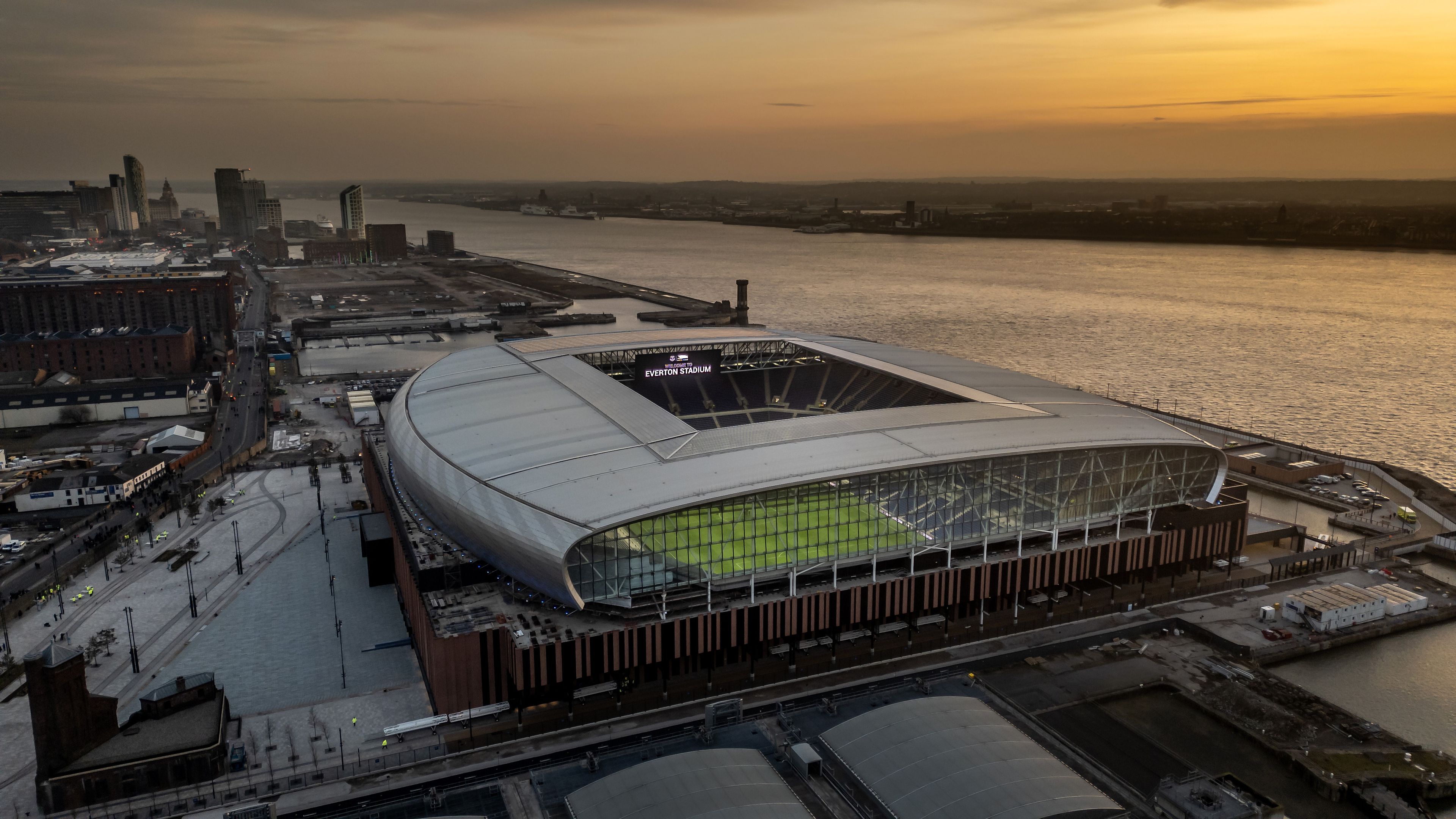 Felavatták az Everton új stadionját, az első gólt egy Liverpool-szurkoló szerezte – látni kell a gólörömét!