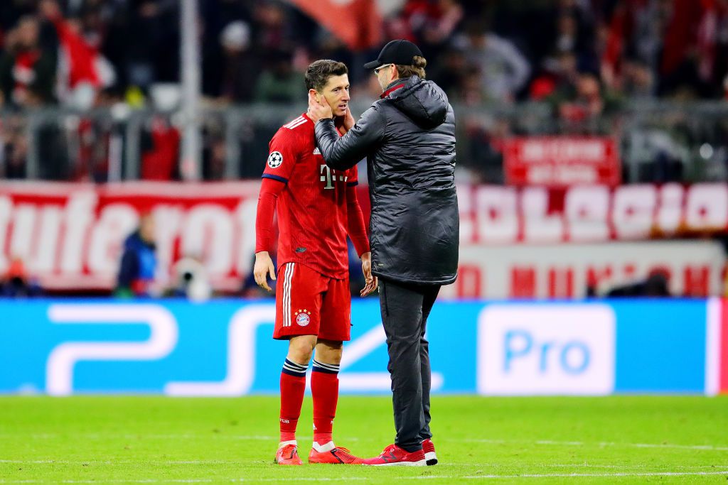 Klopp már a Liverpool trénereként, Lewandowski pedg a Bayern támadójaként. Tényleg, mintha apa és fia beszélgetne (Fotó: Getty Images)