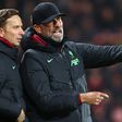 Jürgen Klopp talán már azt magyarázza Pep Lijndersnek, hogy mire kell majd figyelnie a Liverpool edzőjeként