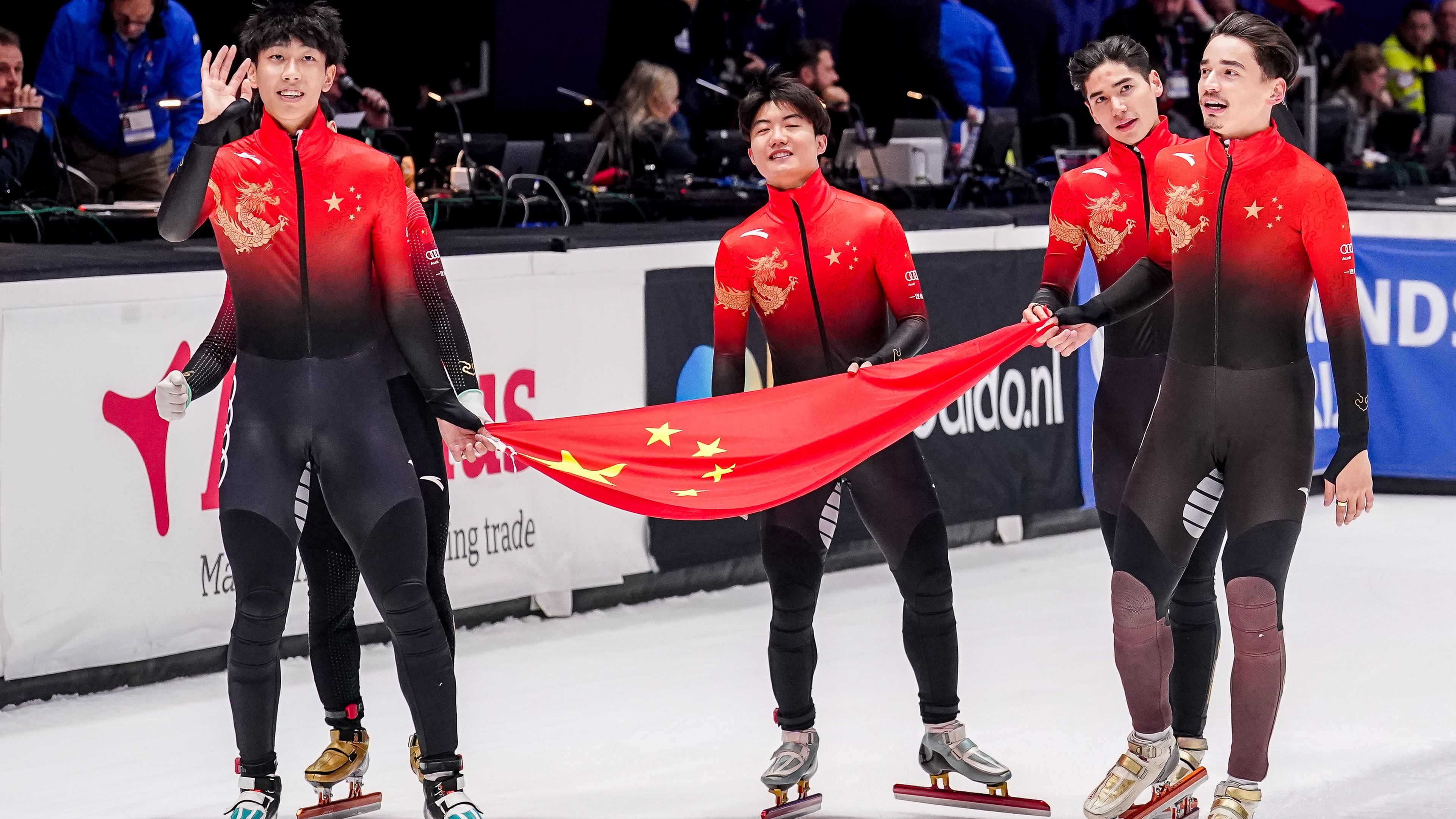 A Liu testvérek a kínai zászlóval