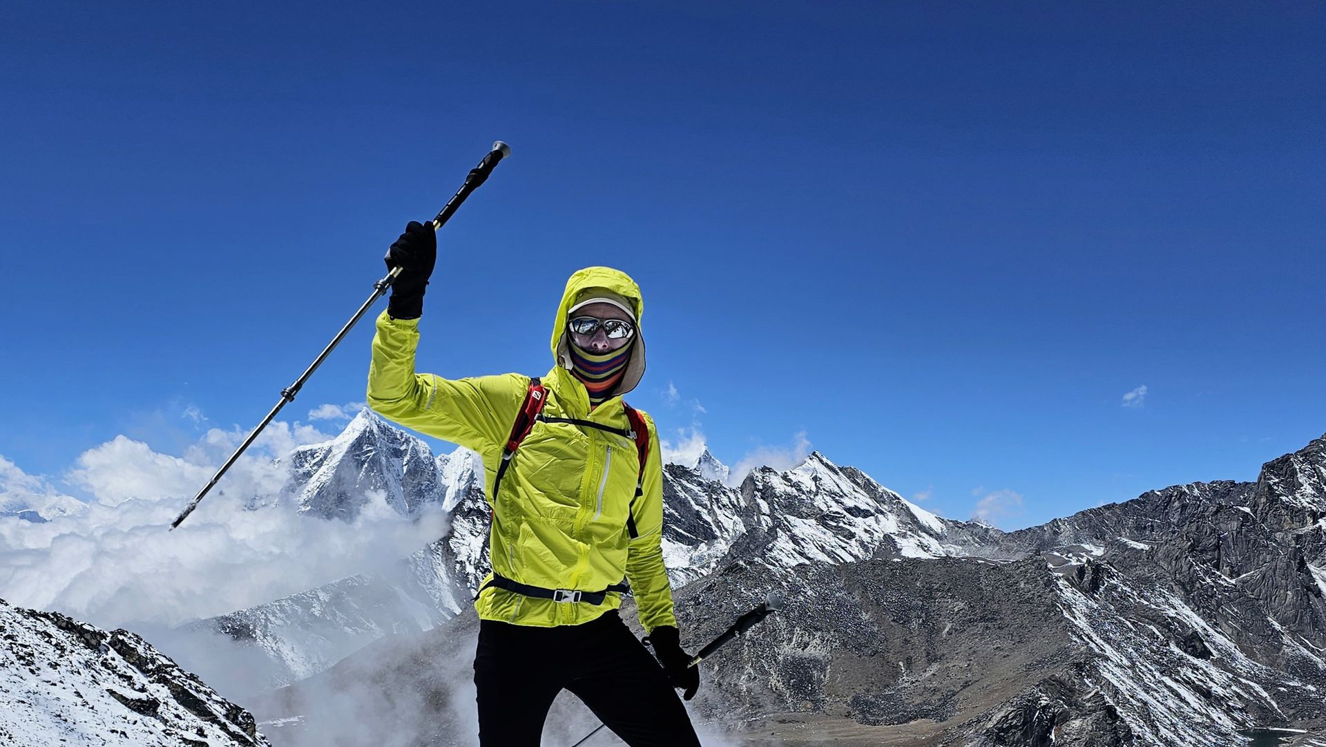 A Mount Everestre is pótlólagos oxigén használata és magashegyi teherhordók segítsége nélkül mozog.