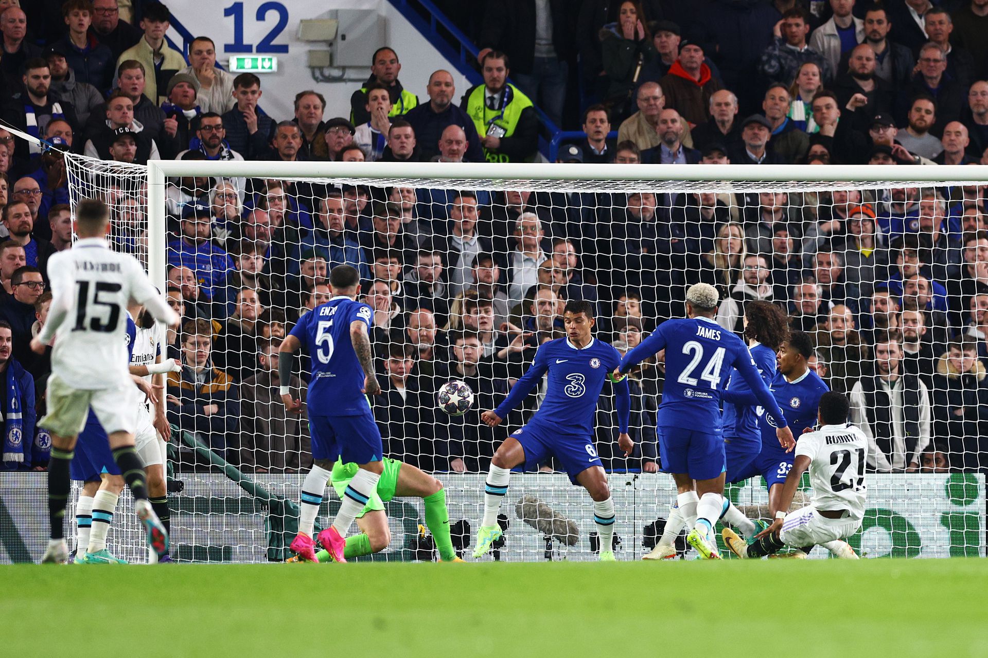 A pillanat, amikor elcsendesült a Stamford Bridge: Rodrygo lábát már elhagyta a labda, a gól után összesítésben már három találattal vezetett a Real Madrid. Fotó: Getty Images