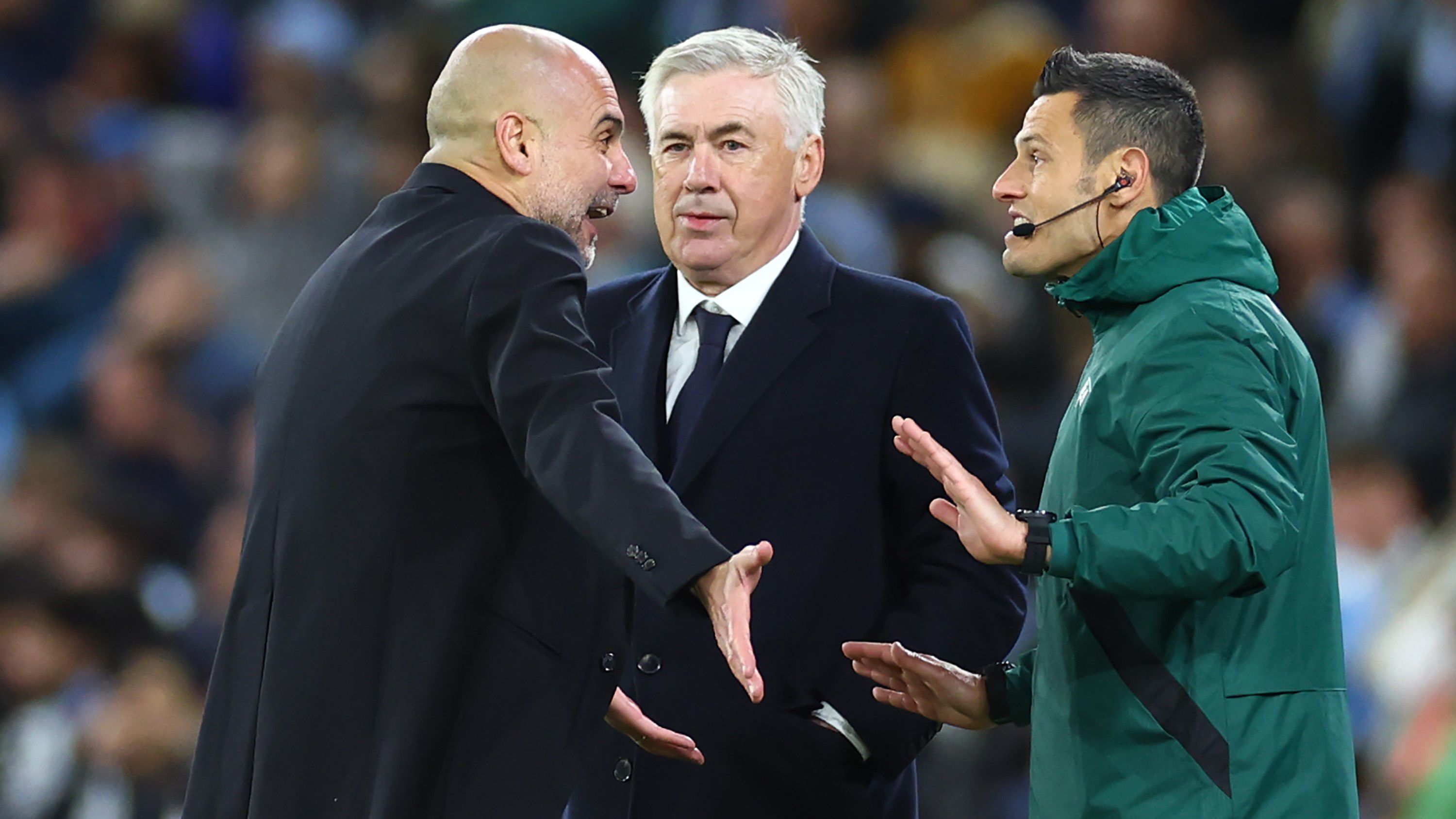 Carlo Ancelotti arcán egy hamis félmosoly, miközben Pep Guardiola a negyedik számú játékvezetőnek magyaráz