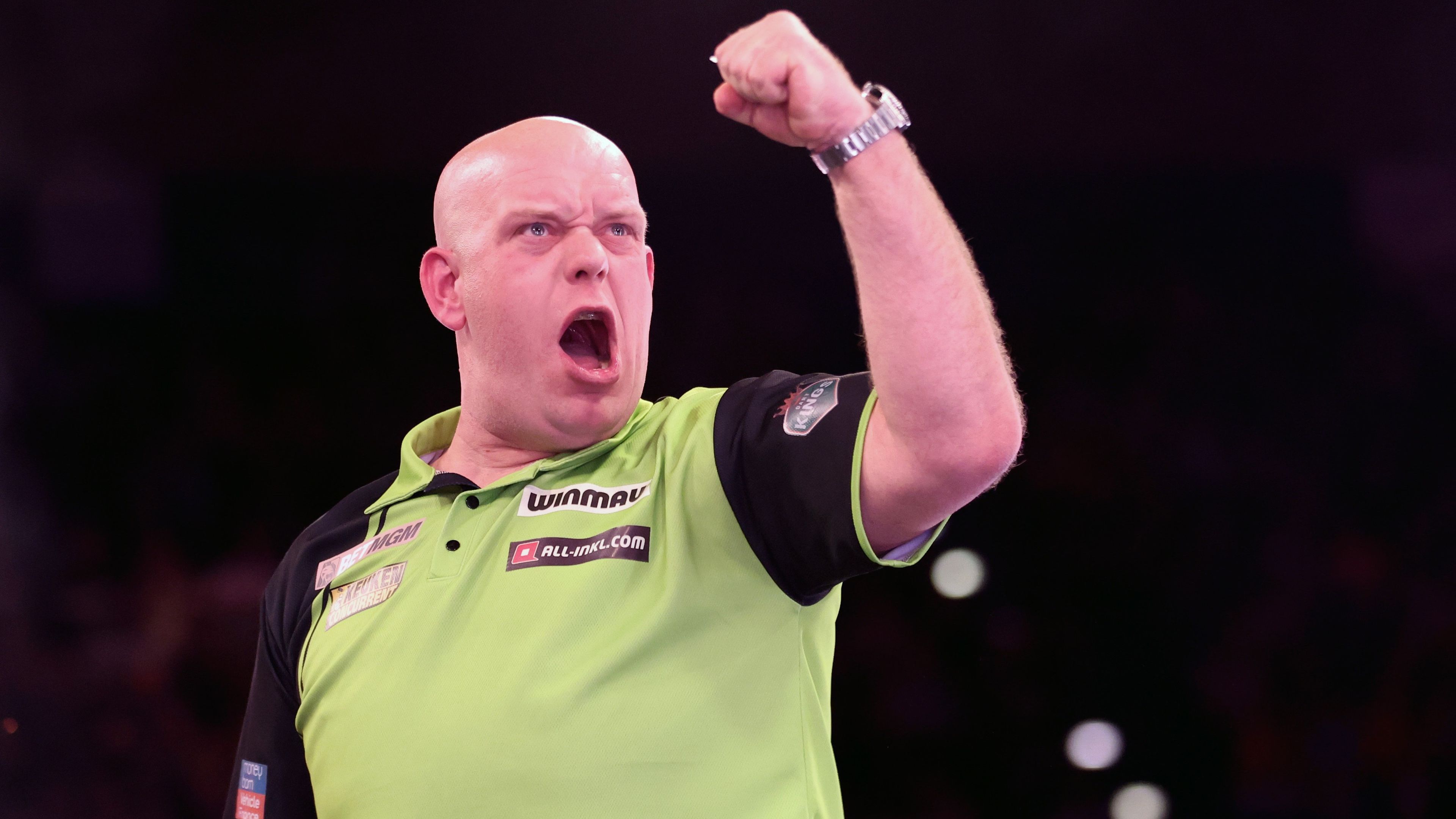 A háromszoros világbajnok Michael van Gerwen csütörtök este hazai közönség előtt próbálja megnyerni a fordulót. (Fotó: Getty Images)