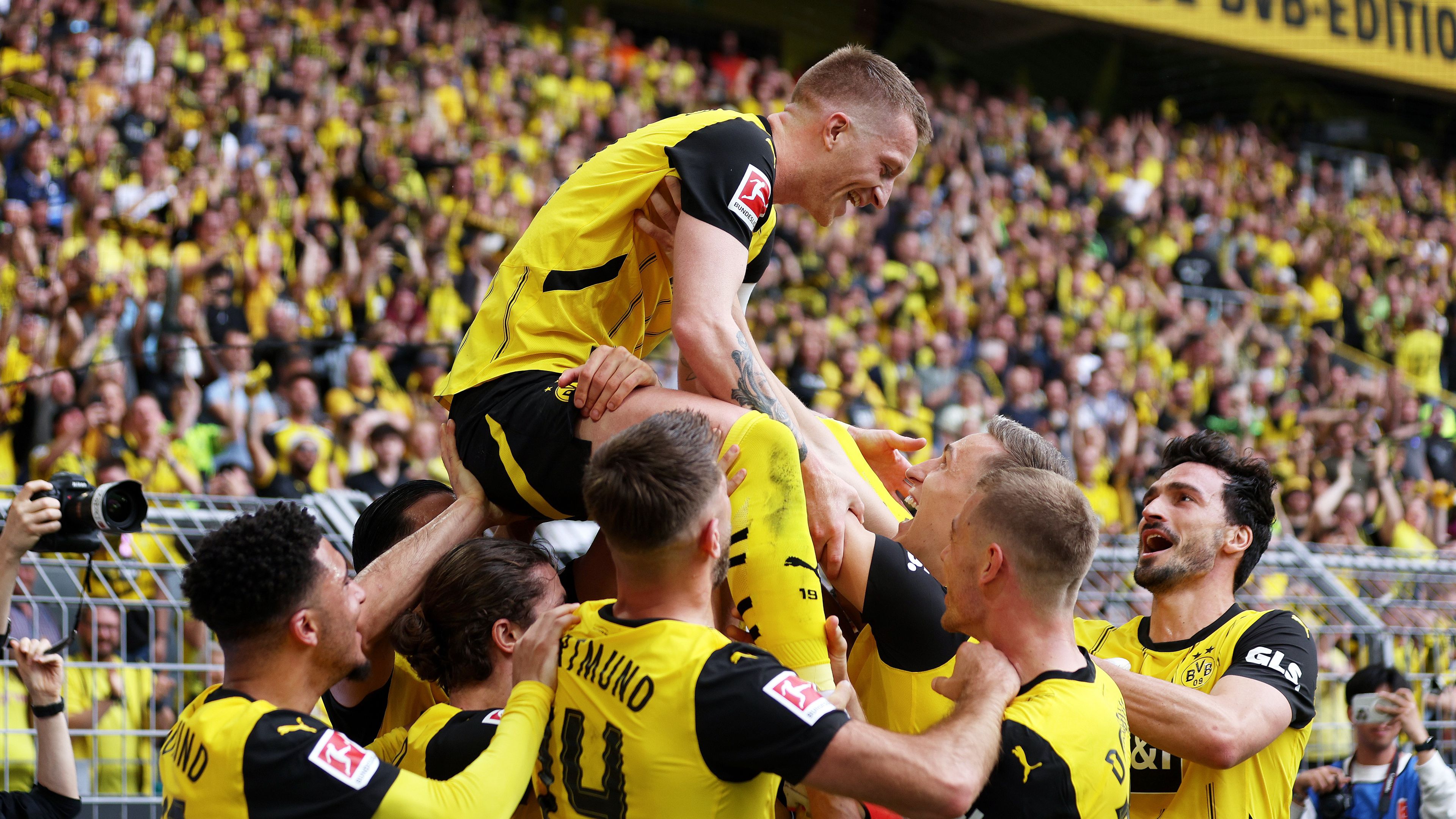 Schäferék a 92. percben menekültek meg, a Dortmund legendája könnyek között búcsúzott