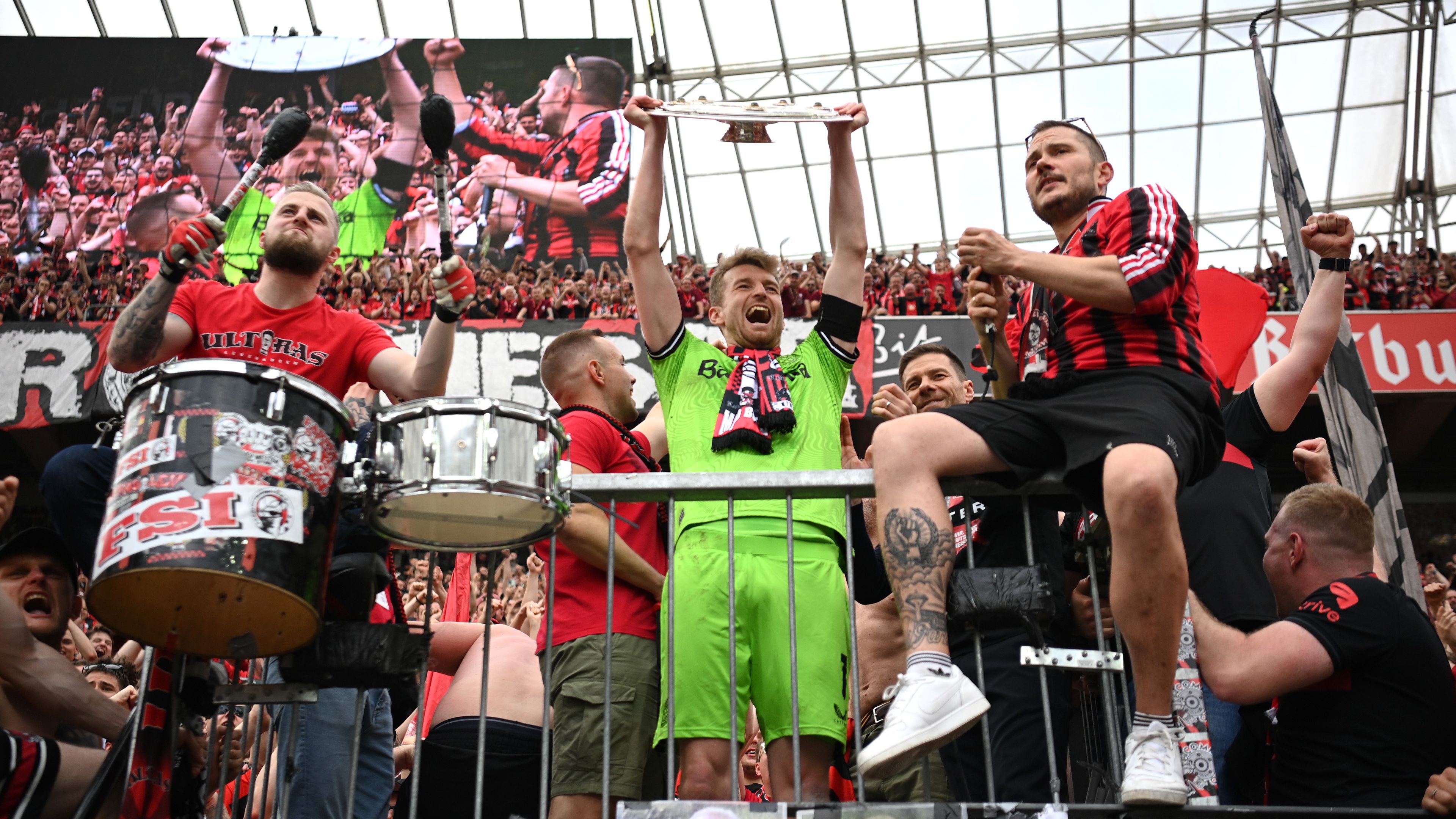 Lukas Hradecky, a Bayer Leverkusen csapatkapitánya a szurkolókkal ünnepelte a csapat bajnoki címét