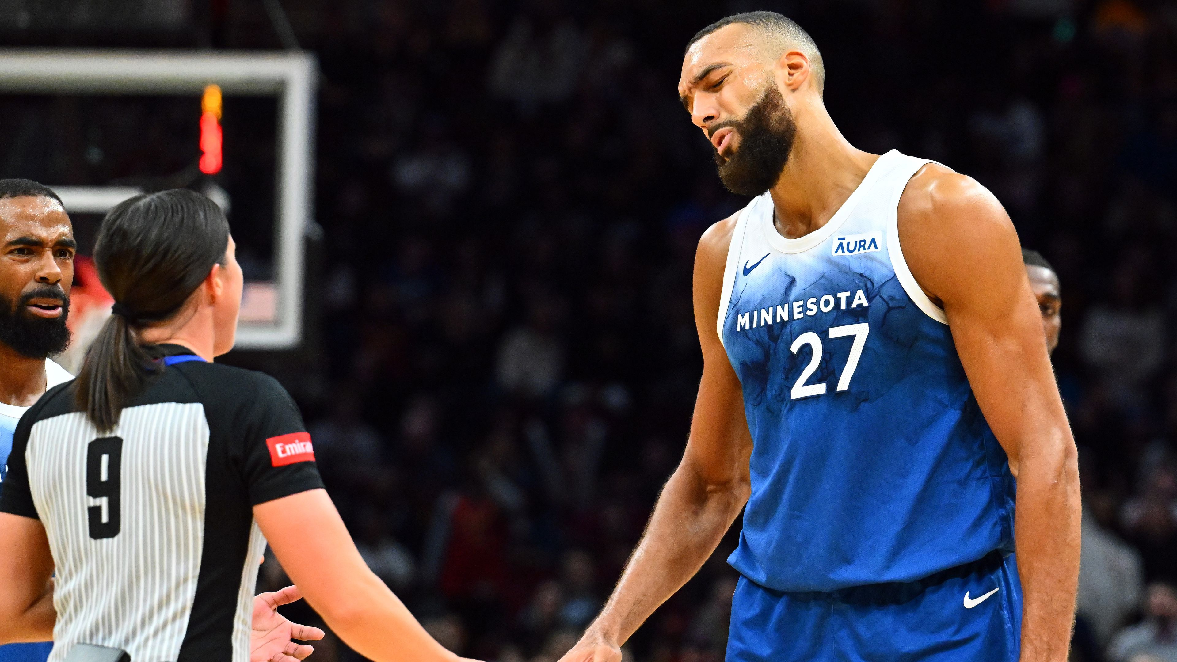 Utcára tette várandós feleségét és kisfiát az NBA-játékos