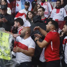 Videón, ahogy egymásnak estek a török és a grúz szurkolók a stadionban
