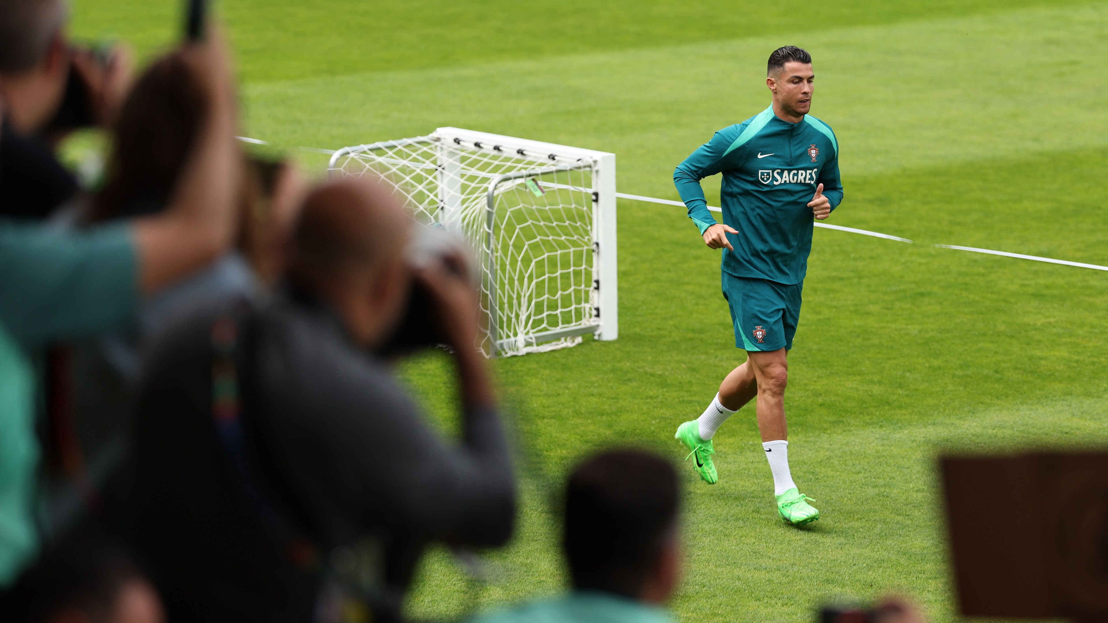 Egyértelműen még mindig Cristiano Ronaldo a legnépszerűbb a portugál válogatottban, s az F-csoport csapatai között is. (Fotó: Getty Images)