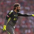 Míg a liverpooli szurkolók ünnepelnek, Alisson óva int