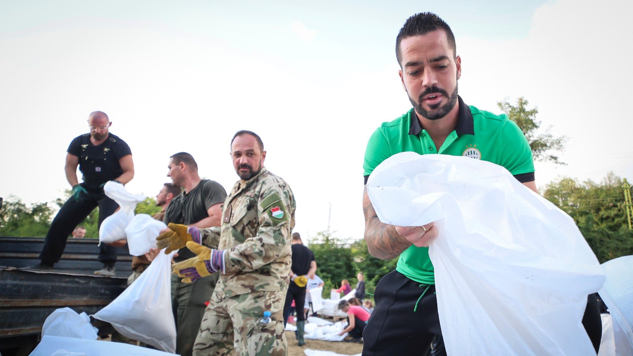 A Fradi sportolói és szurkolói együtt pakolták a homokzsákokat