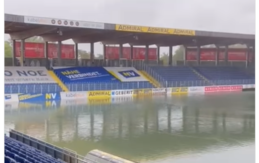 Az árvíz nem kímélte a stadionokat sem, víz alatt a pálya