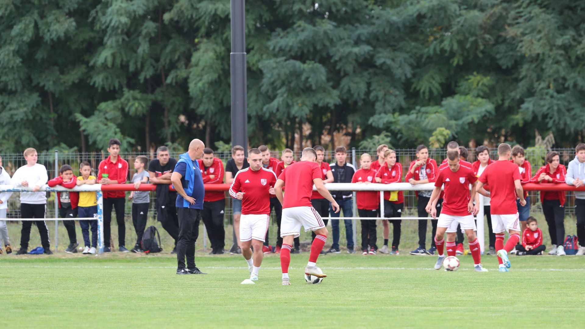 A klub utánpótlás-játékosai saját csapatuk bemelegítését is szívesen nézik meg. (Fotó: Blikk/Pozsonyi Zita)