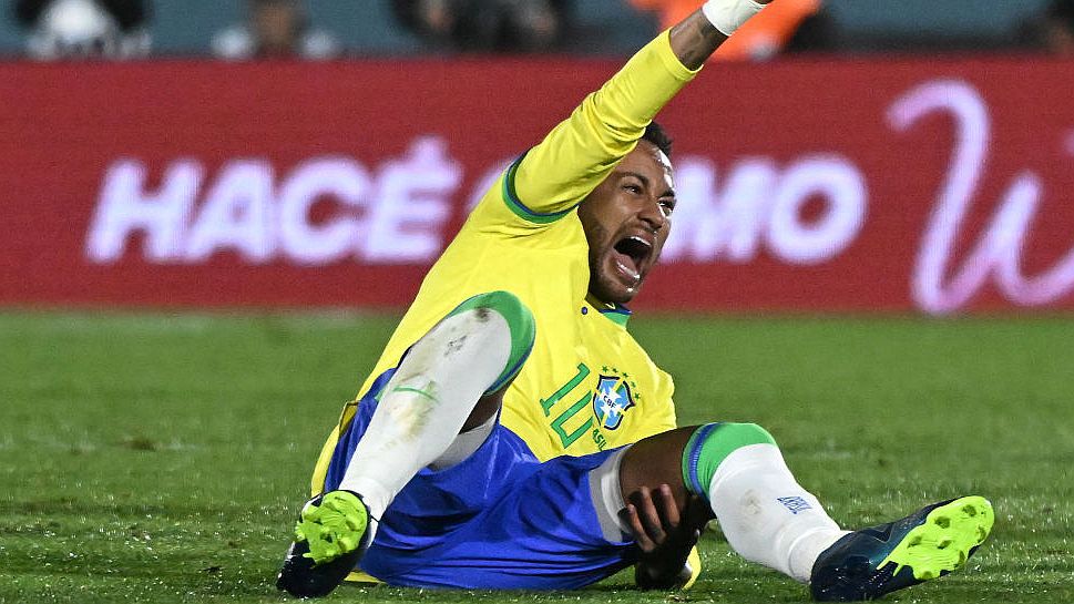 Neymar az első félidő végén sérült meg