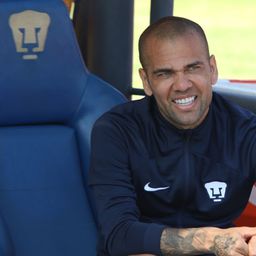 A nemi erőszak miatt lecsukott korábbi Barca-sztár rejtélyes fotót osztott meg