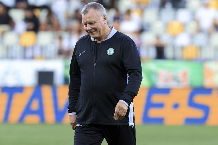 Bognár György a hozzáállással elégedett lehetett, a bíró döntéssel nem... (Fotó: Paksi FC)