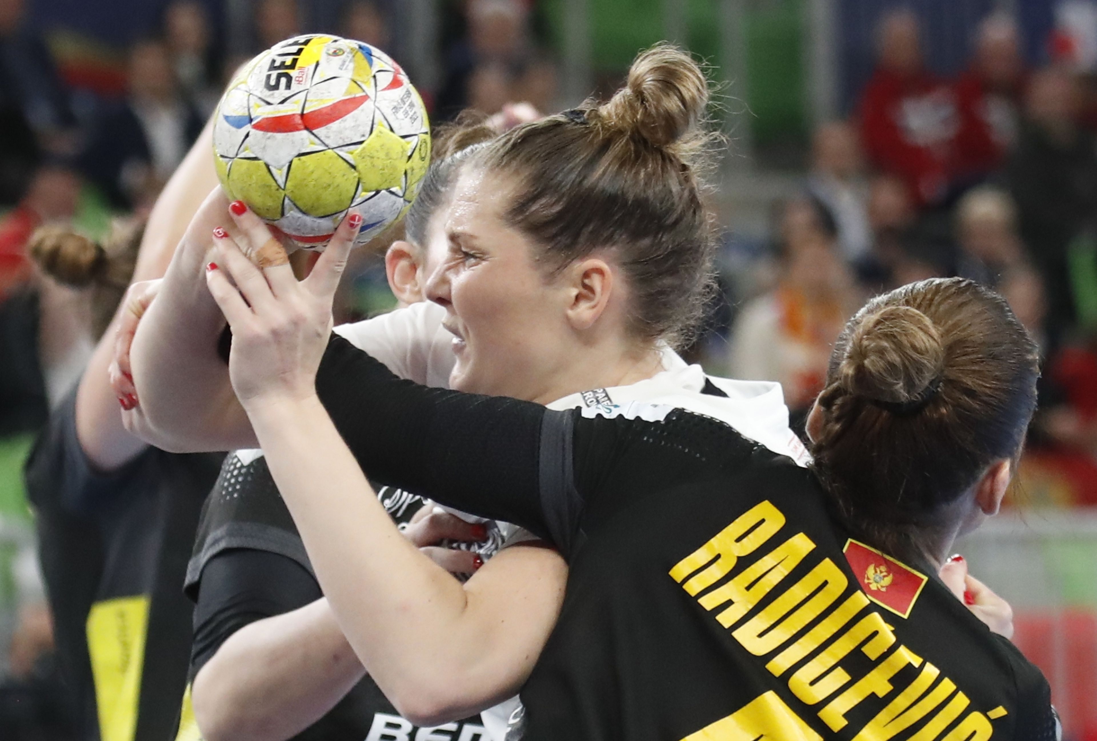 Rikke Iversen és Jovanka Radicsevics harcol a labdáért a Dánia–Montenegró Eb-elődöntőben (Fotó: EPA/Antonio Bat)